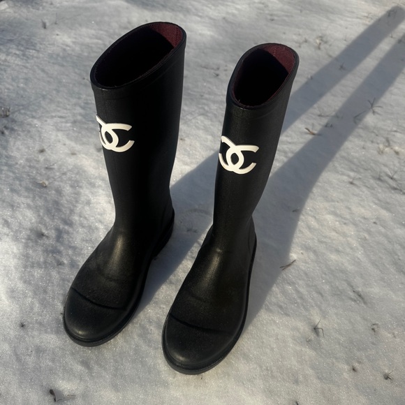 Women’s Chic Black Rain Boots - Picture 1 of 7